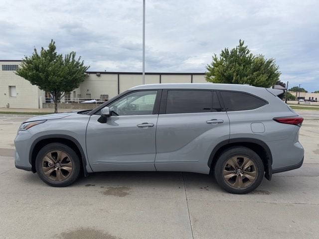 2022 Toyota Highlander Hybrid XLE Bronze Edition